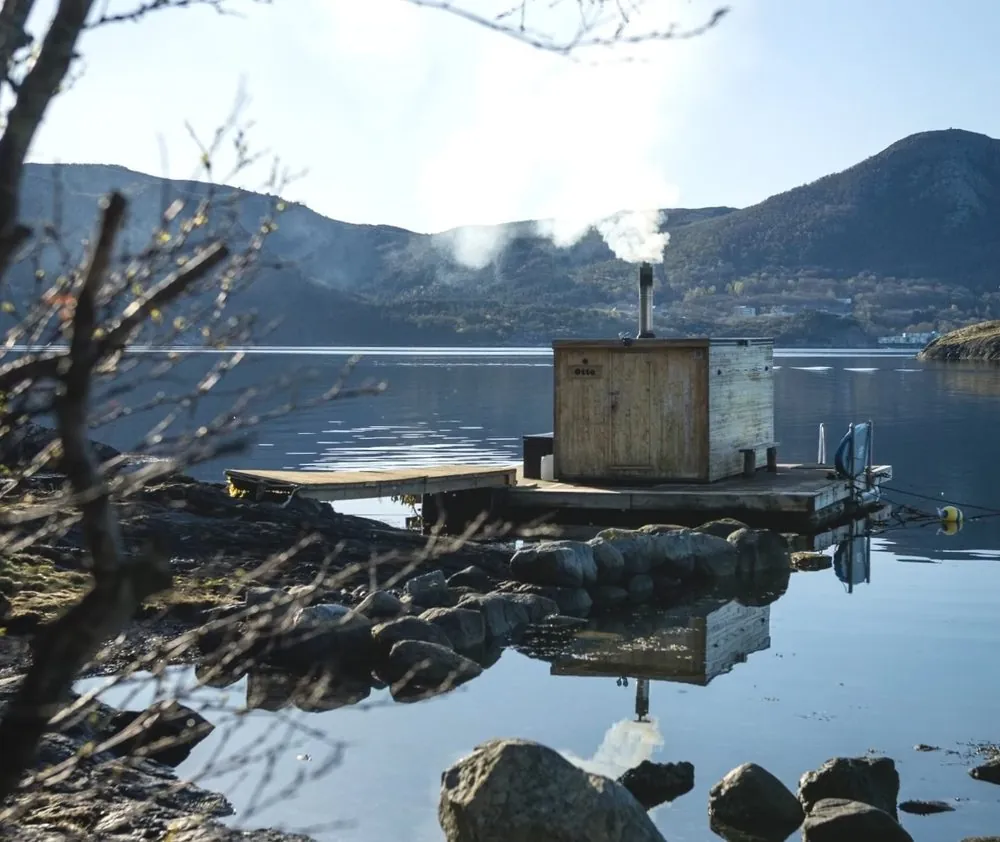 Damp stiger fra en flytende badstue på fjorden